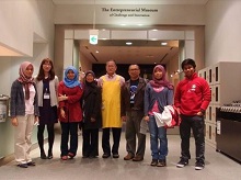 2013年4月  サポートスタッフの西田修造さん（中央）とマレーシアからの来訪者