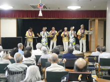 2013年6月27日　特養いくとくでのハワイアンの演奏とフラダンス