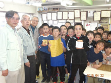 2015年4月22日　県大会で好成績を残した子供たちに将棋同好会から記念品贈呈、喜ぶ子供たち